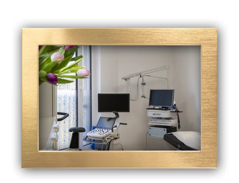 Heller Behandlungsraum der Hausarztpraxis Dr. med. Nina Stadelmann in Ebersberg