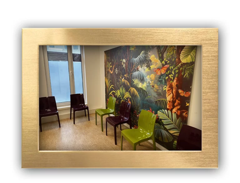 Gemütliches Wartezimmer der Hausarztpraxis Dr. Stadelmann mit entspannter Atmosphäre