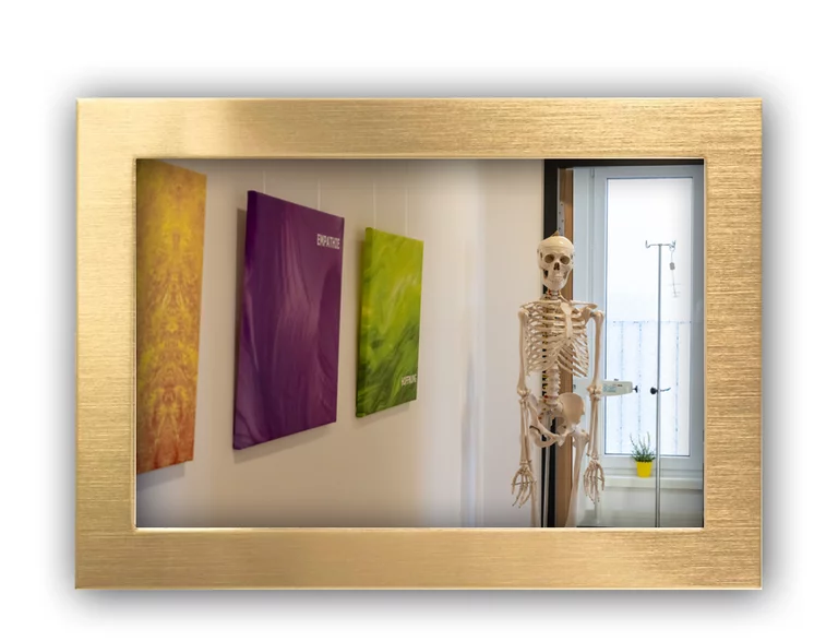 Heller und übersichtlicher Flur der Hausarztpraxis Dr. Stadelmann mit Zugang zu den Behandlungsräumen