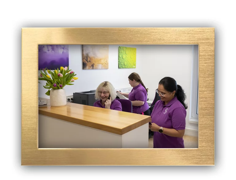 Einladender Empfangsbereich der Hausarztpraxis Dr. Stadelmann in Ebersberg